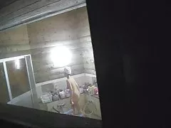 A menina com o cabelo vermelho vai chupar o pau enorme do cara