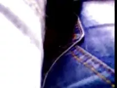 A menina com o cabelo azul aprecia aproximada