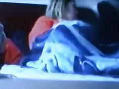 Novilha com suspensos a masturbar o membro do cara e ele acaba abundantemente