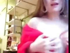 A menina trabalha e chupa membros, por dinheiro em uma barraca