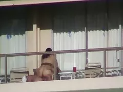 A jovem beleza com o bichano peludo, receberá do cara longo de pau duro