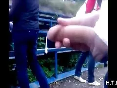 Após o solo em casa, a menina chupa o pau o cara ali mesmo