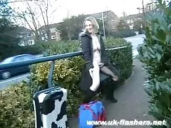 A menina recolhe a porra com uma pessoa com os dedos e envia em sua boca