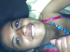 Alto cara com duas beldades