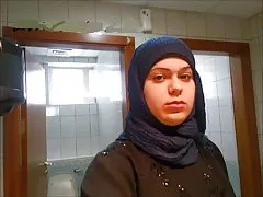 Ousado sexo anal com a loira no sofá