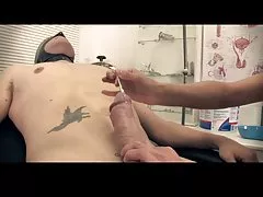 Enfiou o pau na minha boca até a garganta. hd pornô.
