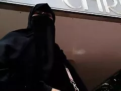 Elegante morena muito bem chupa o pau e encantador do caralho
