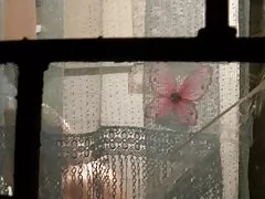 A jovem tira a calcinha e nua se masturbando buceta sentando