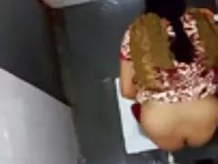 Anal com sauna a debutante recebe porra na barriga depois de