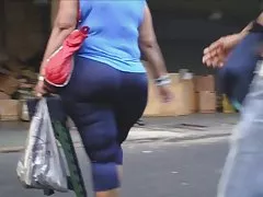 A senhora senta-se na rosa trono e dando a cara a lamber pés