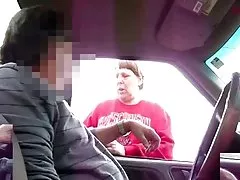 Kendal há muito tempo não de chupar pau e, portanto, avidamente faz um boquete o cara