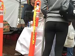 Toca a vagina da menina durante a massagem e foda
