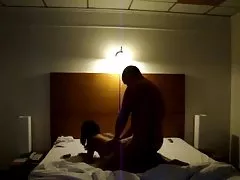 Peituda morena na curva do pica-pau e recebeu a porra na sua boca