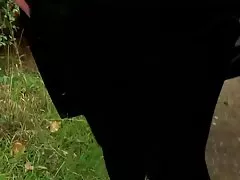 Um grande elástico chupa o pau de cabelos escuros antes de