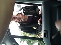 A jovem tia buraco sob preta