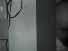 Um membro firme enche de porra maduro rosto