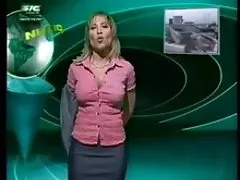 Gordo a menina todas as fendas na beira da piscina