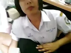 Novilha com o peludo gosta de dupla penetração e o esperma