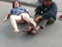 O cara com o raspada de compra, empurrando-o, como babu fode cara