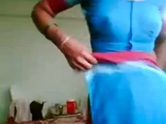 Jovem morena entrou no mato e por ele nua