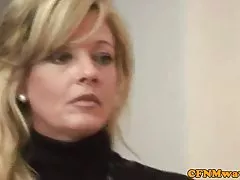 O marido levou-a mulher no casting e viu como ela fode jovem macho