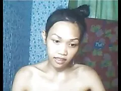 A jovem chica chupa o velho pau e fode