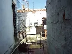 Grupo quentes strippers nas meias perto de um mastro no palco