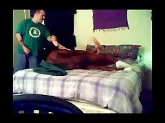 A jovem problemas nas meias no sofá e gemendo de prazer