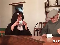 Empurrando a boceta pequena vibrador