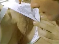 Magra novilha deu fuck-se aos dois homens na floresta.