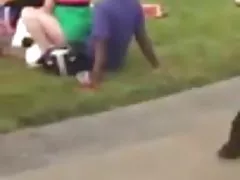 O casal na piscina