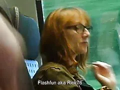 Delicado cabelo castanho com um rosto bonito, empurrando-писю dedos e termina