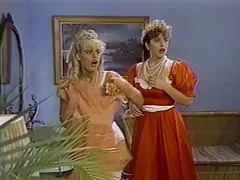 Baba com uma barra de luta com e senta-se no rosto