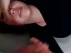 Um homem em roupas femininas porno