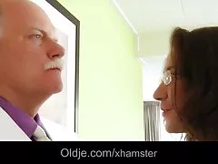 Maduro homens mascarados eram na universidade para estudantes