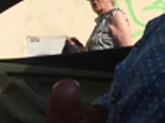 Com grandes seios, empurrando, chutando o pau do aluno e