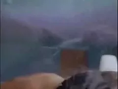 Trans subiu em um banho para se masturbar