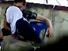 Coloquei no encosto do sofá e começou a foder a boceta como babu
