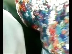 De cabelos escuros perna para
