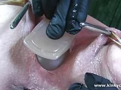 A linda morena pela avó de fuder com o cara na parte de trás de uma estreita