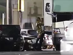 A jovem refinado, de cabelo castanho, acariciando o corpo nu e se masturbando