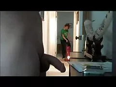 A jovem morena na cama com os negócios