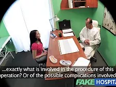Novilha empurra para sua boceta molhada dildo