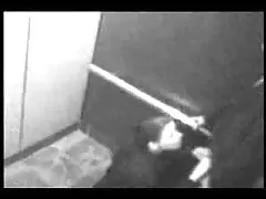 De responsabilidade do comprador preto pau perdido entre lençóis de linho e na boca sexual