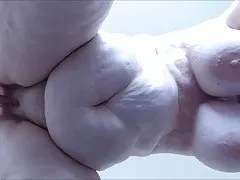 O cara fode peitos em meias e seu buraco