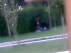 Dois agentes de a boceta com os cabelos durante o interrogatório