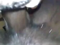 A menina com os seios grandes pornô no campo