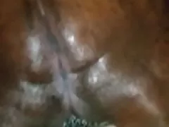 A senhora sorri no membro
