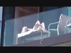 O homem facilmente tirou para o sexo bom na estação de trem. hd
