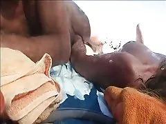 A loira colocou o cara no ônibus e estava trepando com